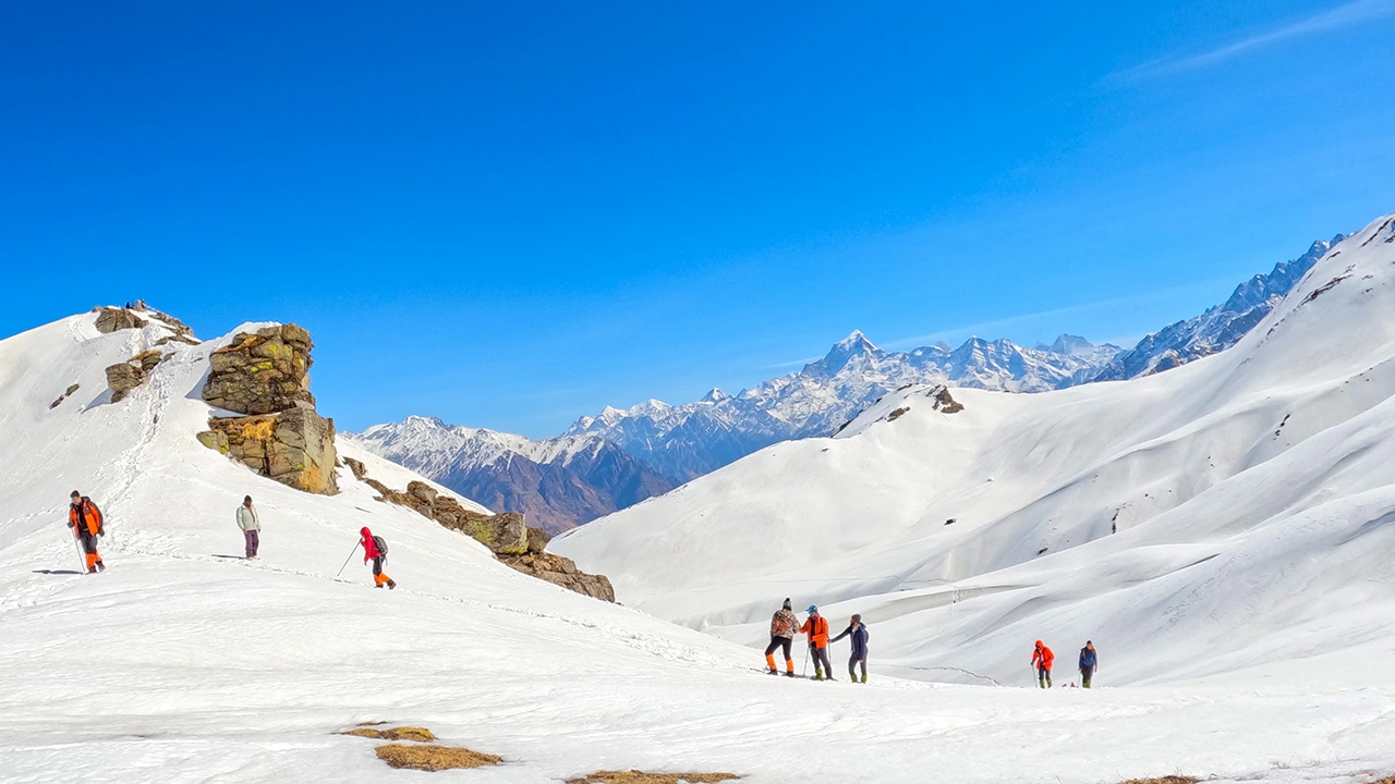 trekkers on the snowy landscape, trek the himalayas, hikes of india