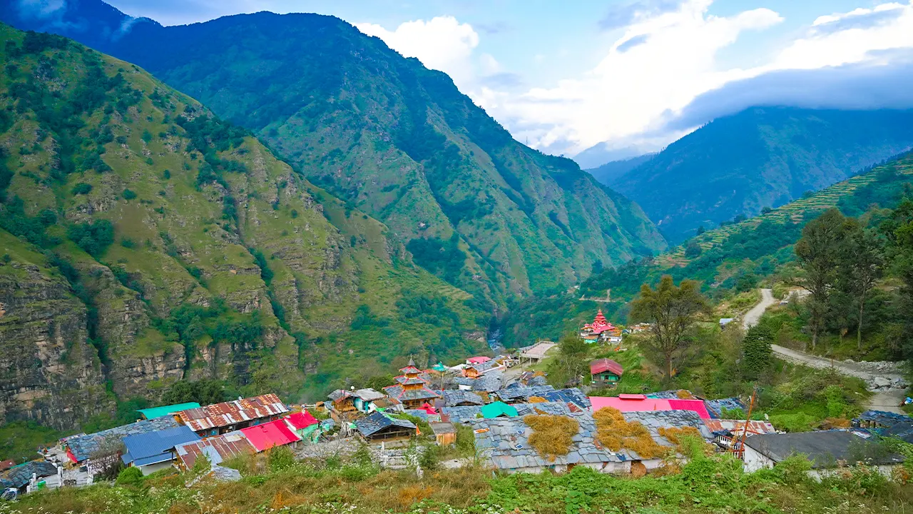 Scenic view of Hanuman Chatti, base camp of Gulabi Kantha Trek