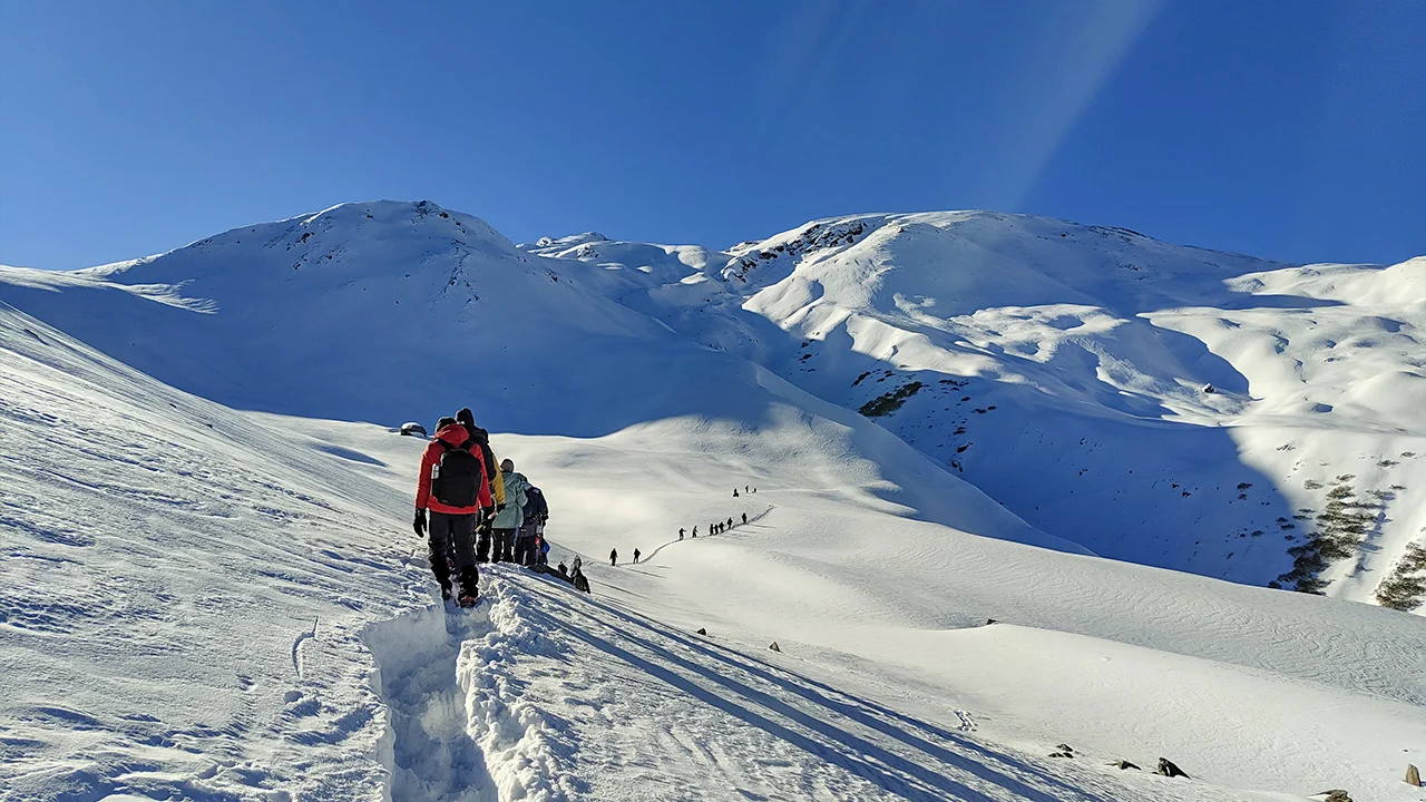 winter kuari pass trek covered in snowy mountains, hikes in india