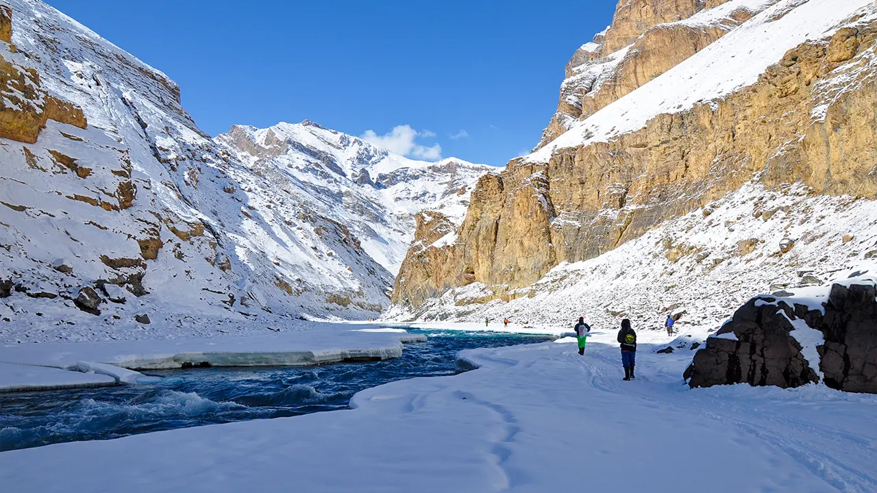Snow-covered landscape of Chadar Trek with icy river, trek the himalayas