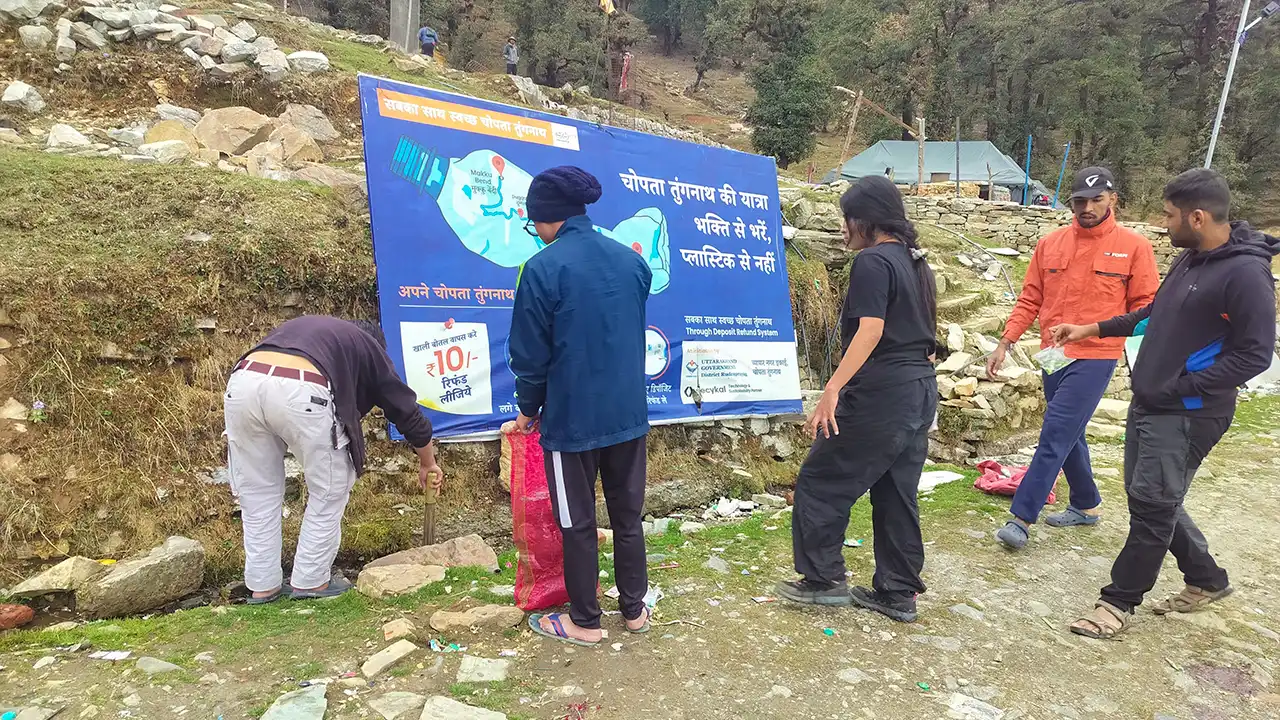 Participants of the Heal Himala program by Trek The Himalayas promoting the 'Say No to Plastic' initiative