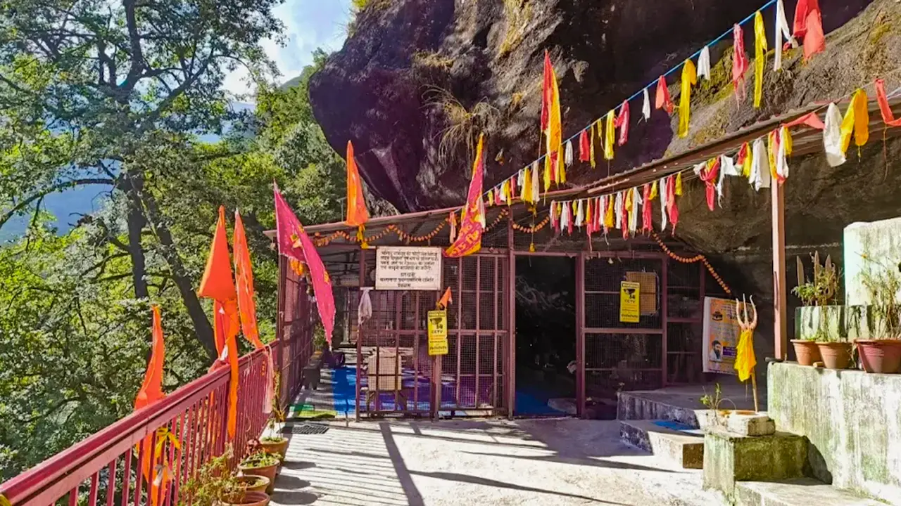 Image of Kalpeshwar Temple, a Hindu pilgrimage site from the Panch Kedar